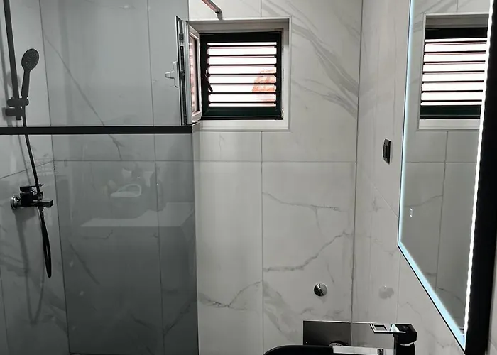 Luce & Jele In Apartment *